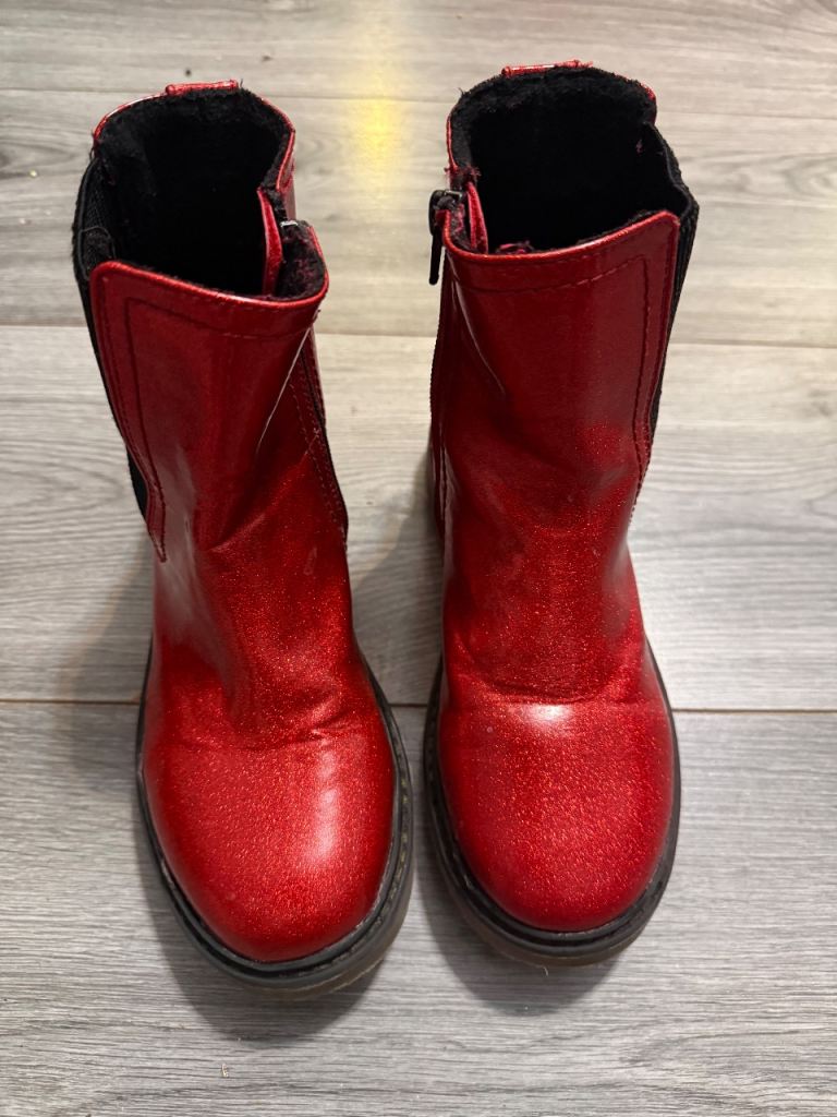 Red sparkling boots 