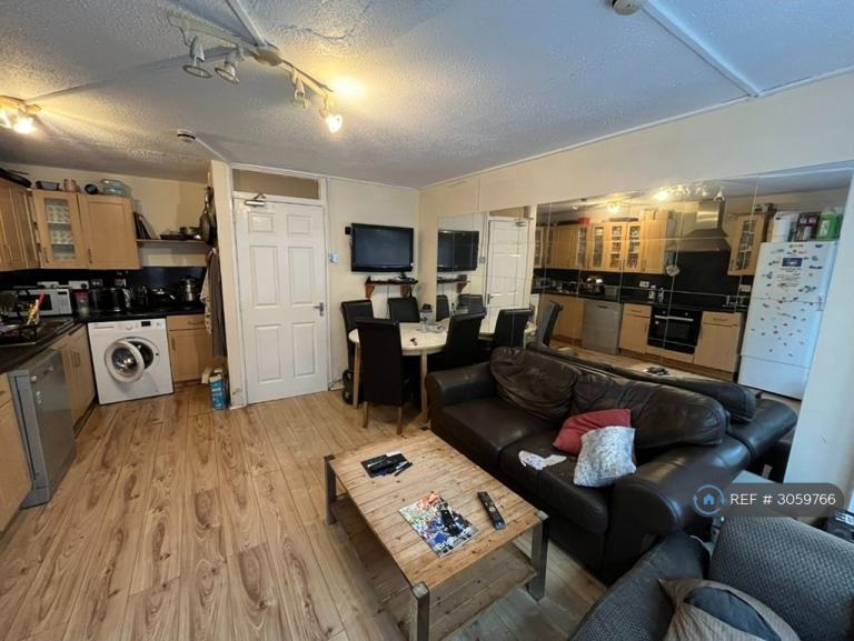 1 bedroom in Penrith Close, London, SW15 (#3059766)
