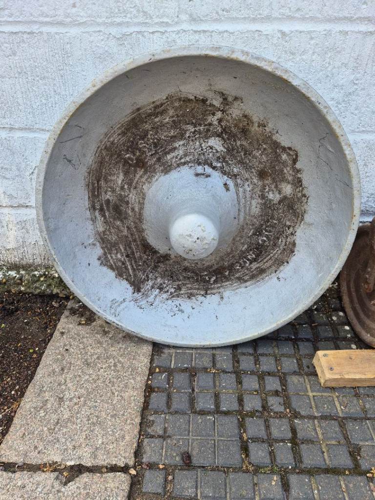 Pig feeder