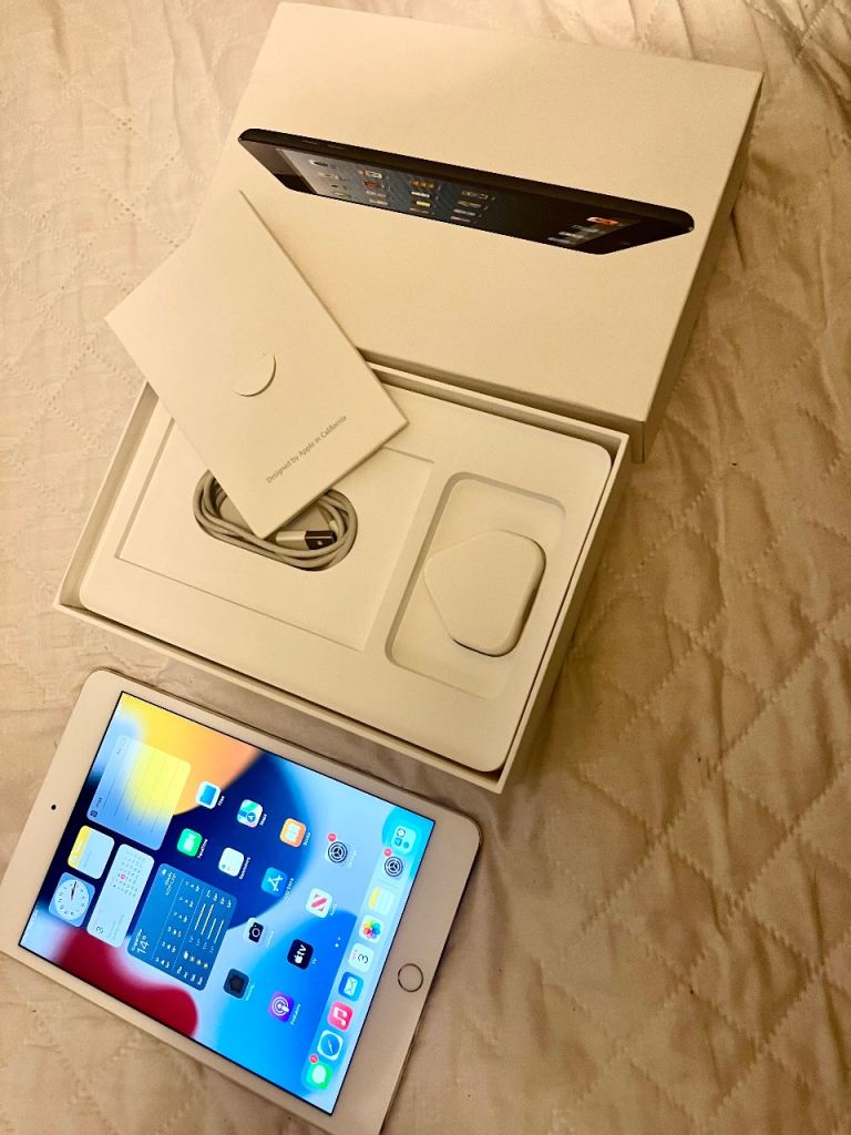 IPad mini 4. 128gb WiFi cellular boxed cable charger 