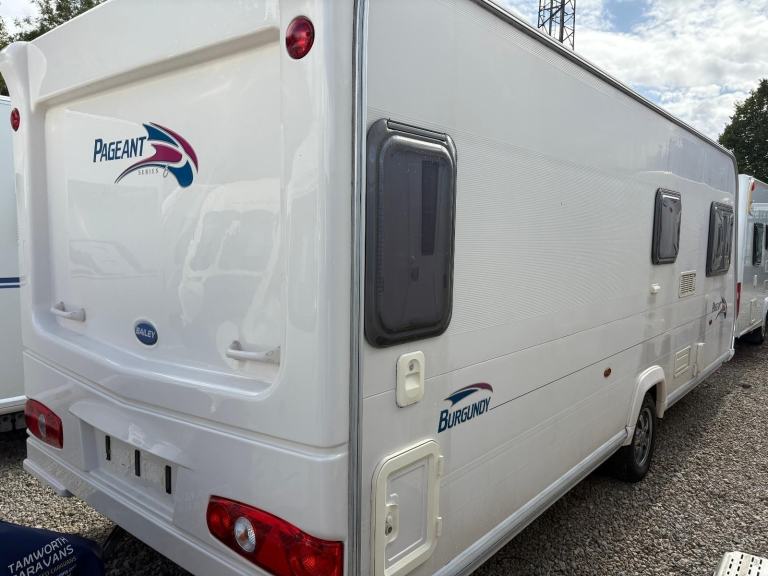  BAILEY PAGEANT BURGUNDY -FIXED BED CARAVAN WITH CORNER WASHROOM & MOTORMOVER