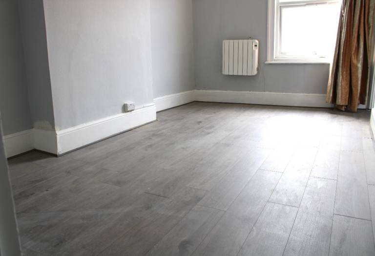 EXCELLENT  LARGE 1 BEDROOM FLAT NEAR ZONE 2 NIGHT TUBE, TRAIN & 24 HOUR BUSES