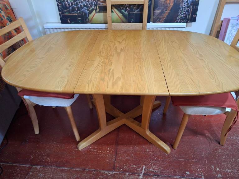 Wooden Extendable Dining Table with Chairs – Good Condition