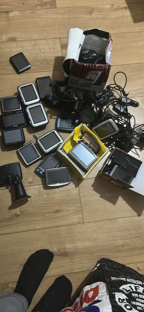 Large bundle of tom tom and sat nav - gps - plus chargers and mounts - all working 