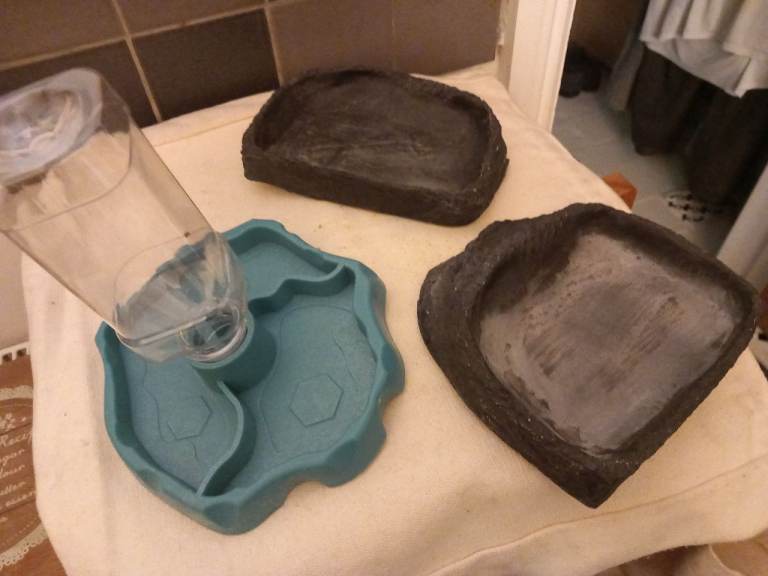 X2 bowls water dispenser & straw bedding