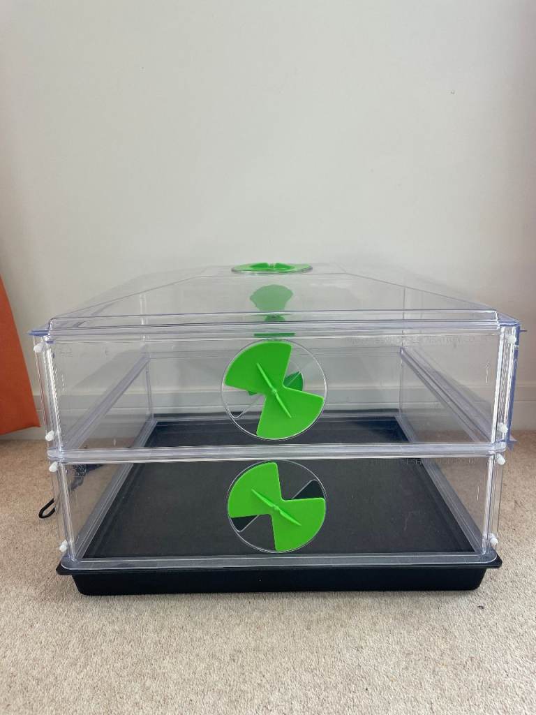 Heated plant propagator and thermostat 