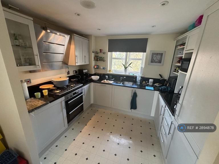 3 bedroom flat in Caroline Way, Eastbourne, BN23 (3 bed) (#2894878)