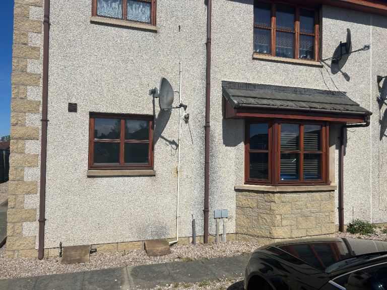 Modern 2 bedroom unfurnished ground floor flat