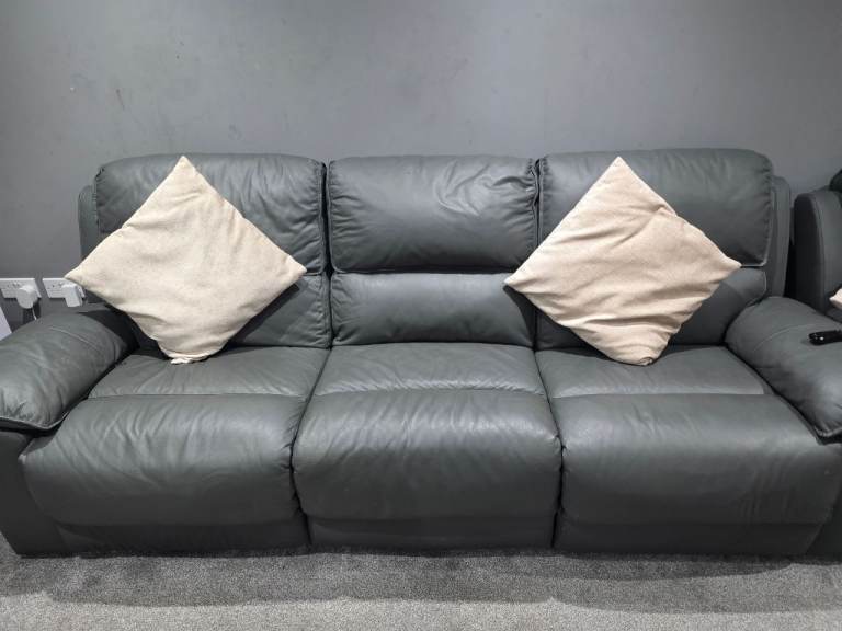 3 and 2 seter grey sofas