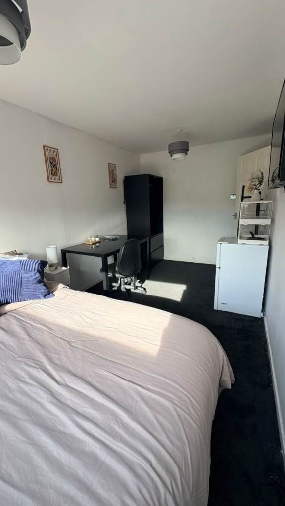 Live in landlord Comfortable Room in a Peaceful Family Home – Southend-on-Sea 