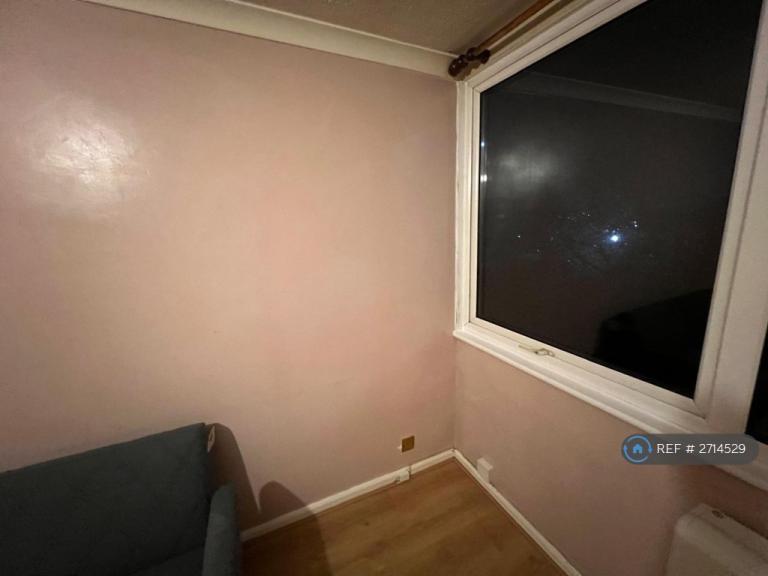 2 bedroom flat in Long Green, Chigwell, IG7 (2 bed) (#2714529)