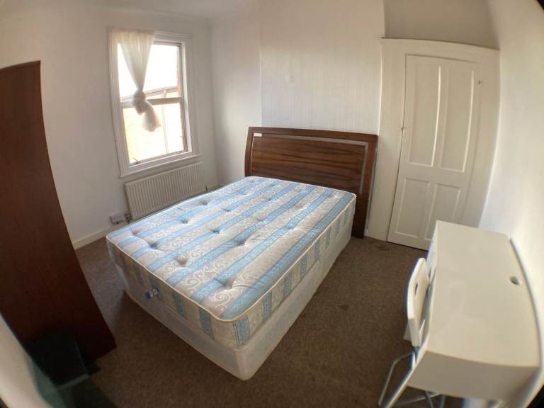 Single room in £745pcm no deposit 