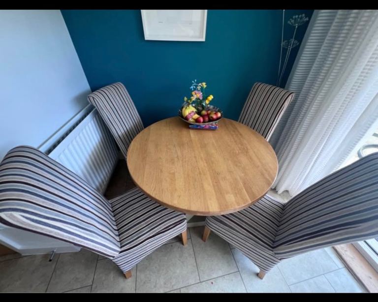 Wooden Round Dining Table and six Striped Chairs – Good Condition