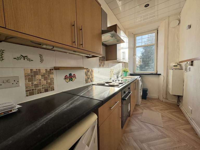 Traditional 2 Bed 1st Floor Flat Broomlands Street Paisley PA1 2LS - Available Now