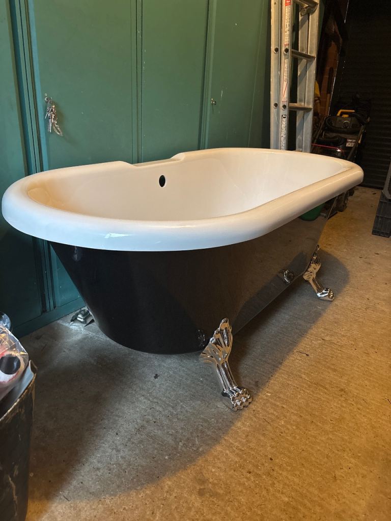 BRAND NEW Roll top bath 