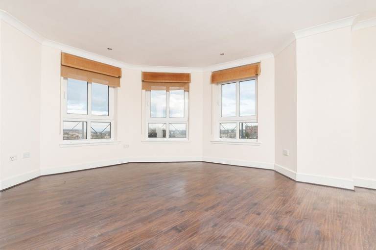Attractive & spacious, 2-bedroom, top floor flat off Easter Road – available November