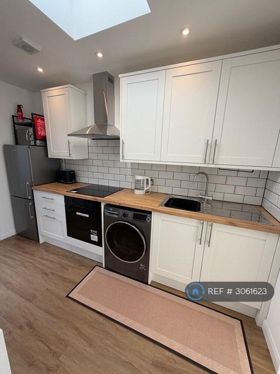 Studio flat in Cumberland Drive, Chessington, KT9 (#3061623)