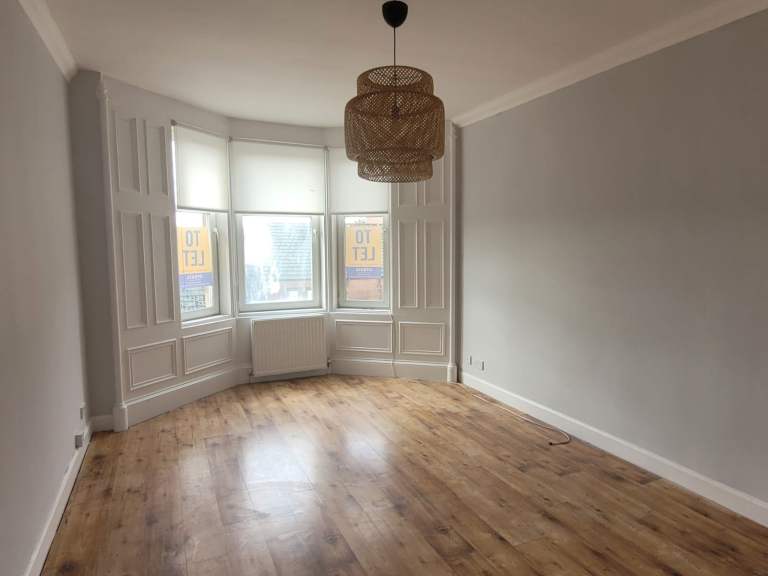 Bright & Spacious Top Floor 2-Bedroom Flat in the Heart of Tollcross, Glasgow