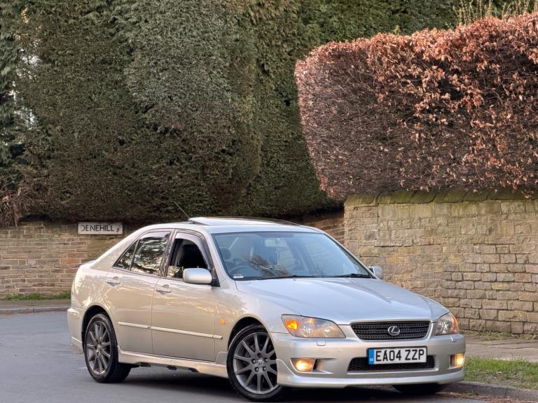 LEXUS IS 200 2.0 SE AUTOMATIC 4DR + VGD SERVICE HISTORY- 14 STAMPS + VERY CLEAN!