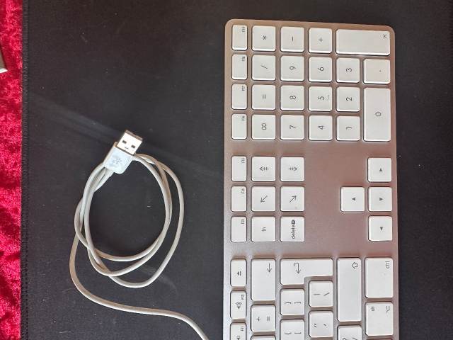 Apple Keyboard A1243 - UK Layout QWERTY + Numerical Full Size