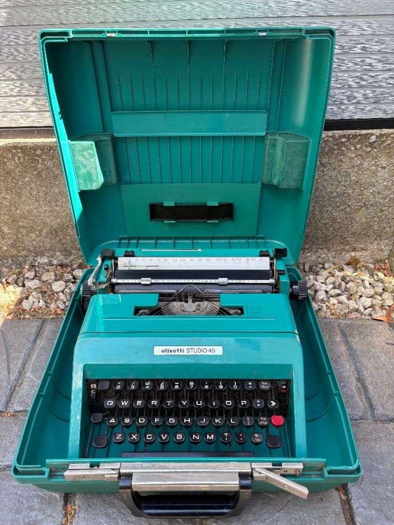 Vintage Olivetti Studio 45 Typewriter Excellent Condition 