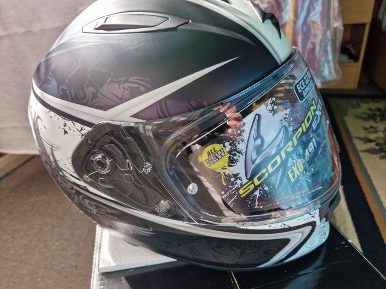 BNIB             unisex Scorpion Crash helmet Adult small