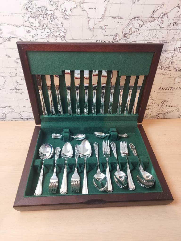 image for Vintage Oneida 44-piece 6-setting silverplate canteen of cutlery 