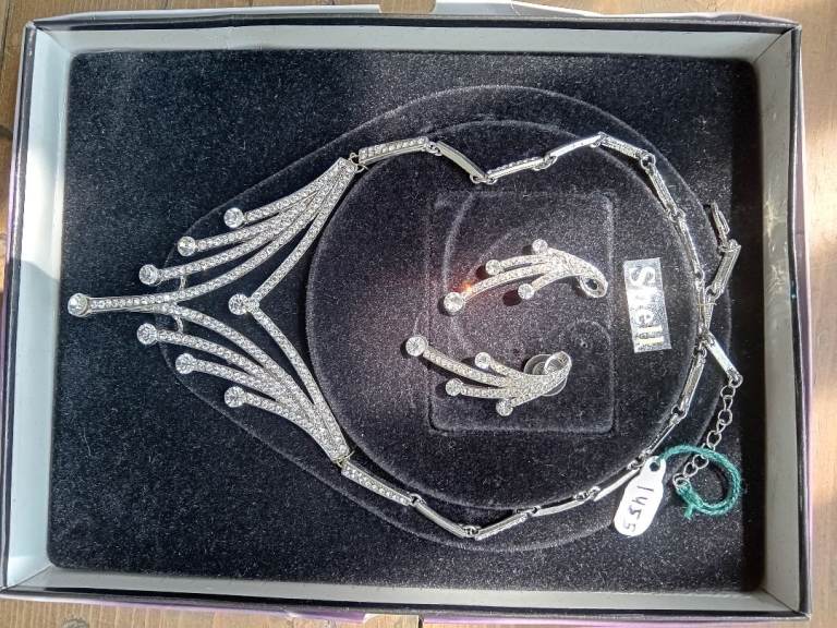 Sparkly Necklace & Earring Set – As Good As New