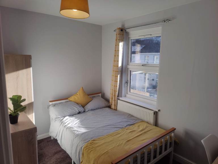 Bright double room to rent - close to town center