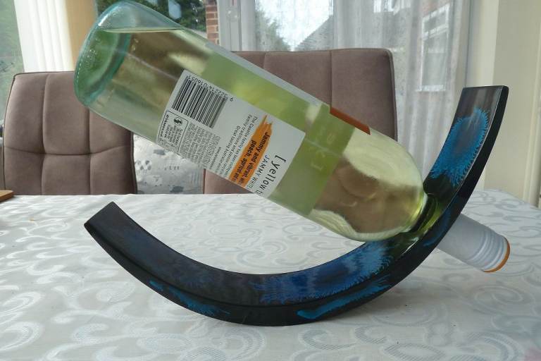 Lacquerware self balancing wine bottle holder