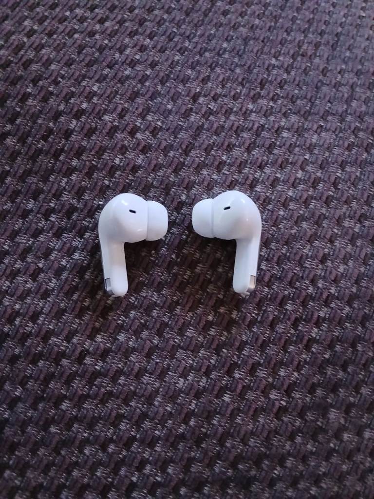 Wireless Earbuds with Charging Case – White