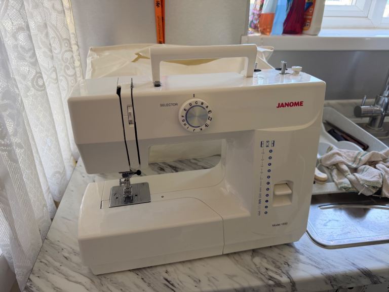 Janome 1550 Sewing Machine with Instruction Book – Good Condition