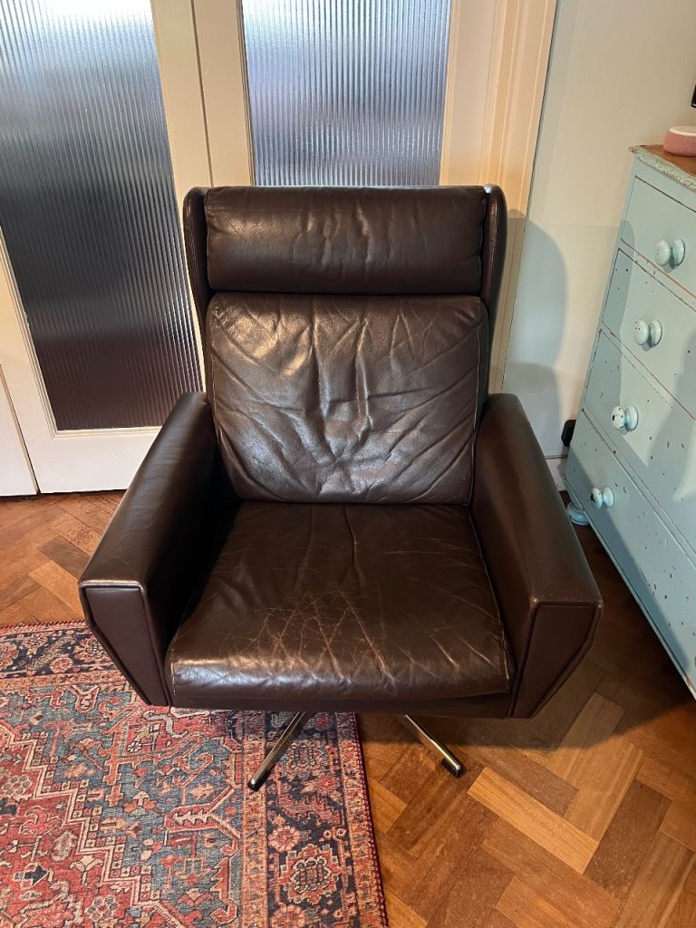 VINTAGE RETRO MID CENTURY 70S DANISH BROWN LEATHER SWIVEL ARMCHAIR IN THE STYLE OF GEORG THAMS