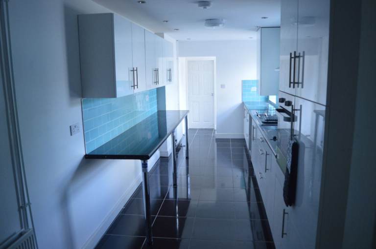 Double room to let in a professional shared house