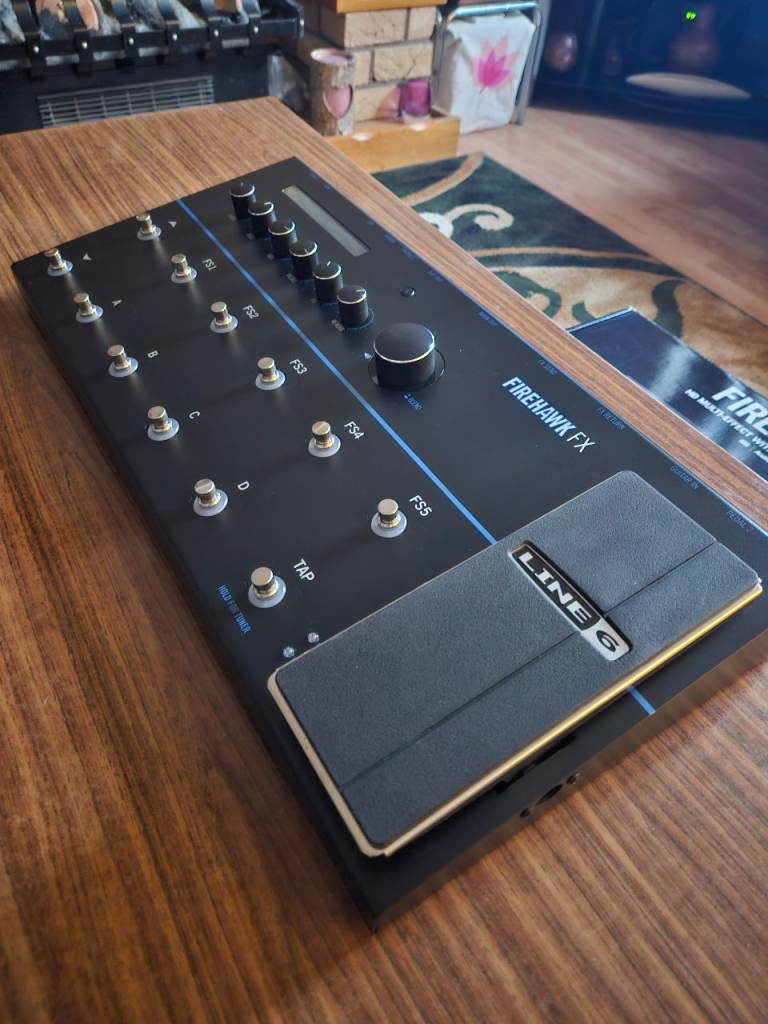 LINE 6 FIREHAWK FX  GUITAR MULTI EFFECTS UNIT