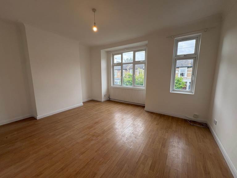 5 bedroom house in 5 Bedroom House – Colless Road, Seven Sisters N15