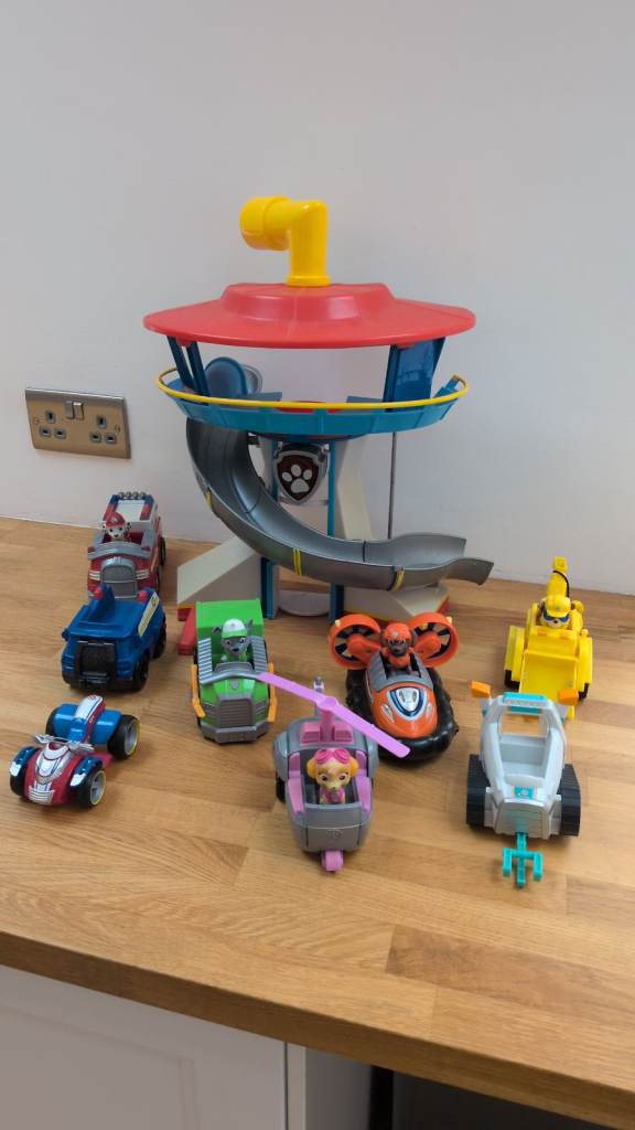 Paw Patrol Lookout and Pups