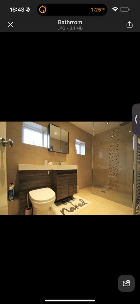 Room to let in quiet professional house 