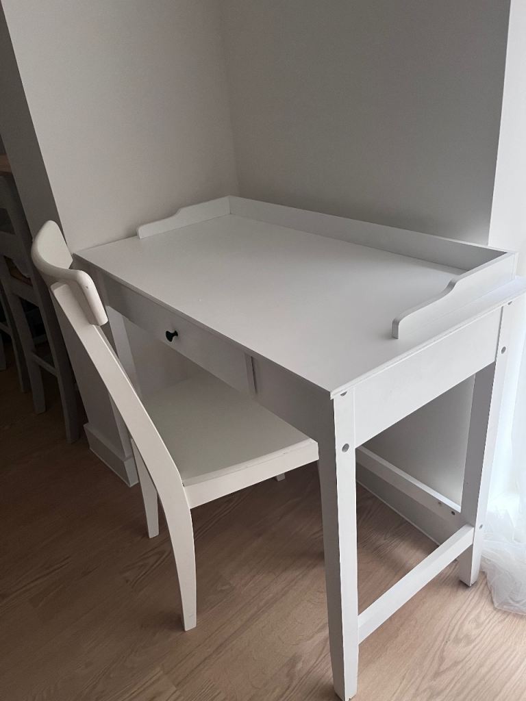 White desk & chair
