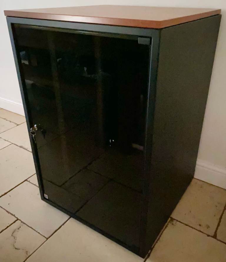 ZPAS 19" Data 18U 890X600X600mm Server Rack Network Cabinet Floor or Wall Mount