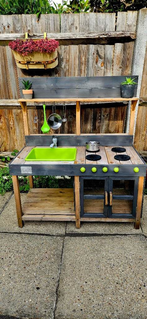Mud kitchen with working tap (EXIT)