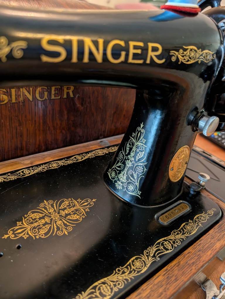 Vintage hand crank singer sewing machine 99k