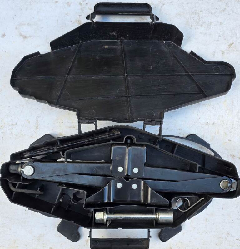Geniune Renault Trafic - Vivaro JACK & Tool Kit, UNUSED. READ DESCRIPTION PLEASE.