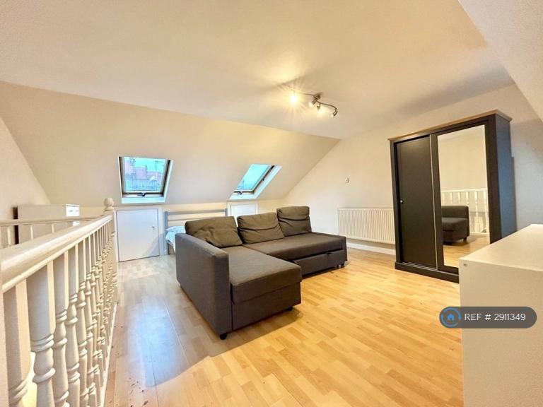 1 bedroom in Broughton Road, London, SW6 (#2911349)