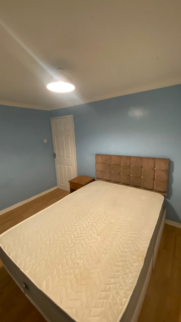 Spacious and Cosy Double Rooms for Rent in - RM16 2DH