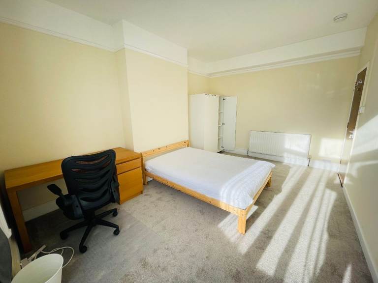 LARGE DOUBLE BEDROOM WITH PRIVATE BATHROOM TO RENT ON ASHLEY ROAD BH14 9BY