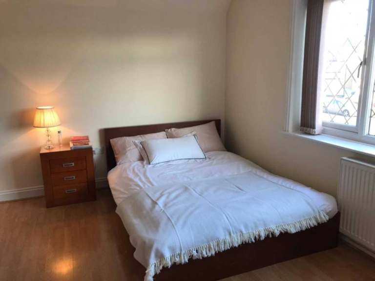 ALL BILLS INCLUDED**  good sized newly refurbished studio situated in the heart of Edgware.