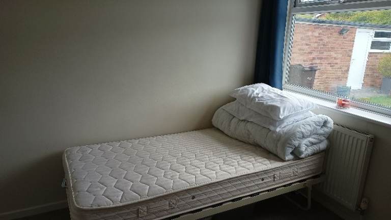 Short term single room to rent with furnishings - for woman