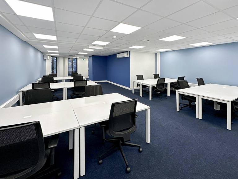 London - SE1 7EA \ Office Space Designed for 3 Workstations