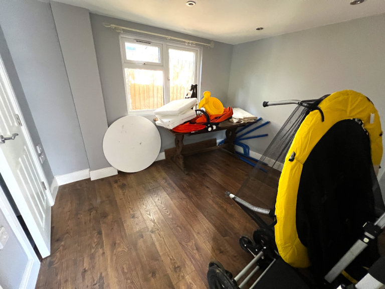 Excellent 6 bedrooms House with converted conservatory of one bedroom flat near Redbridge Station 